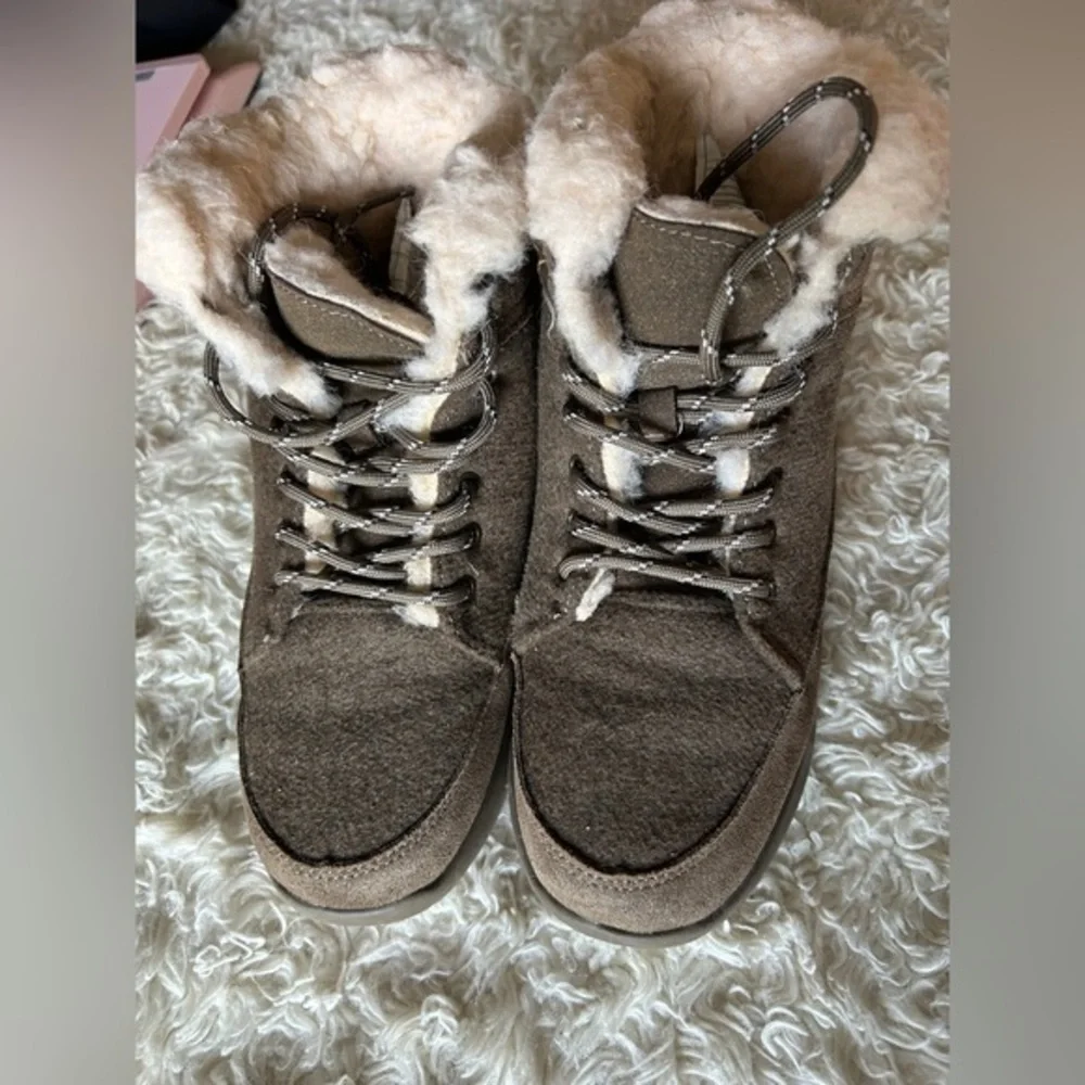 BearPaw Tan Winter Boots with Cream‎ Lining